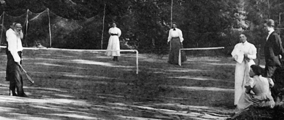 1889_god_lev_nikolaevich_tolstoy_sleva_igraet_v_tennis_foto_ria.webp