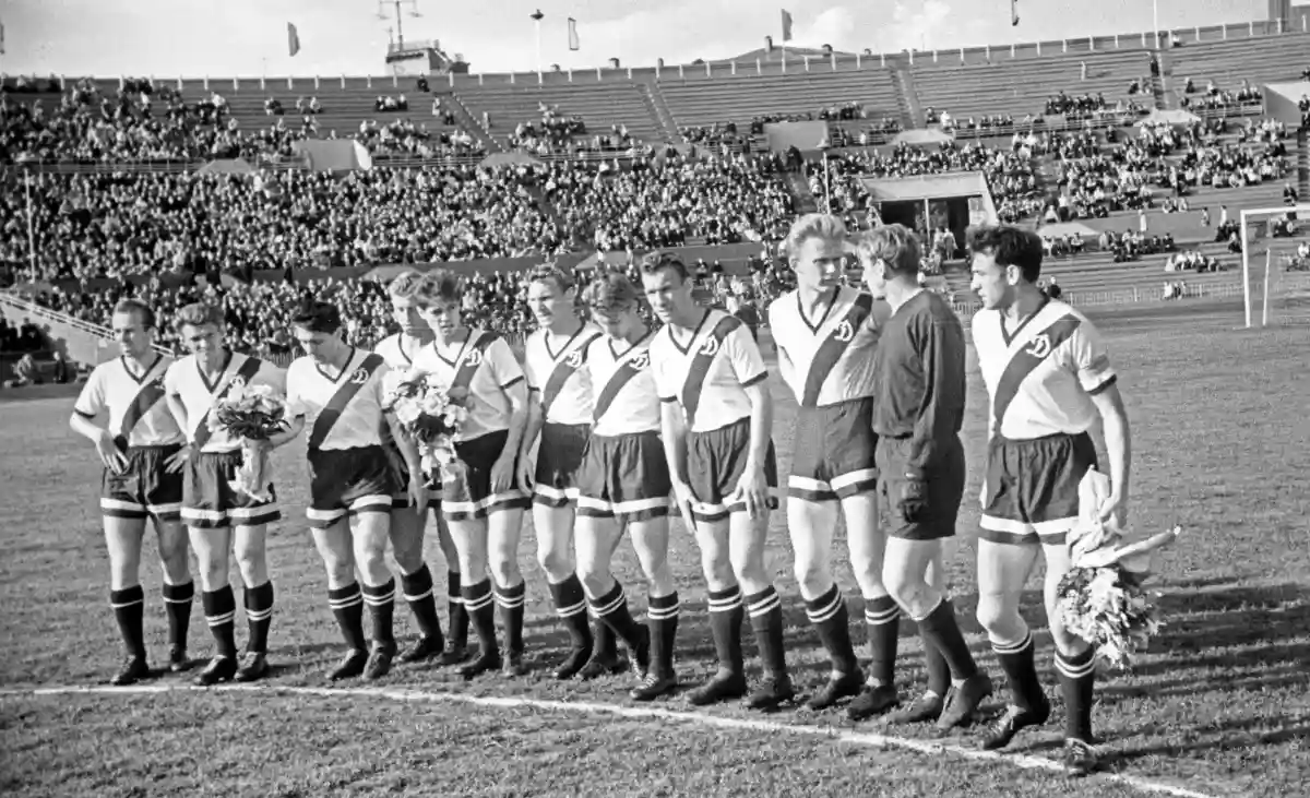 1960_g_dinamo_kiev_yuriy_voynov_shestoy_sprava_foto_ria_novosti.webp