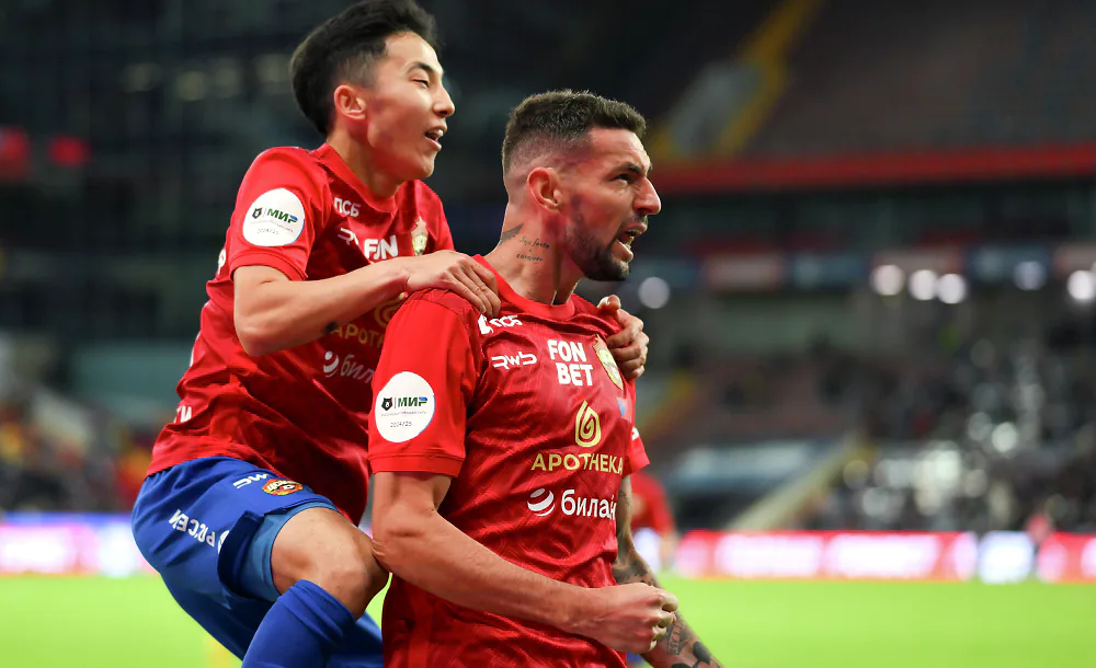 Аббосбек_Файзуллаев_и_Виллиан_Роша_ЦСКА_Фото_РИА_Новости.webp