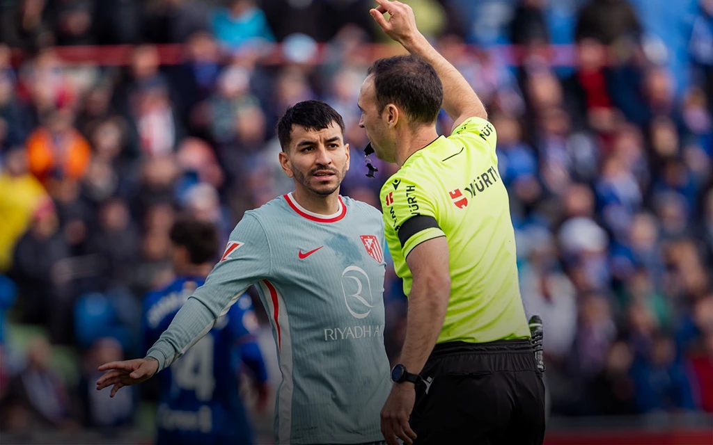 Юбилей на широкую ногу! Лютый аргентинец оскорбил судью, удалился и поймал дисквалификацию