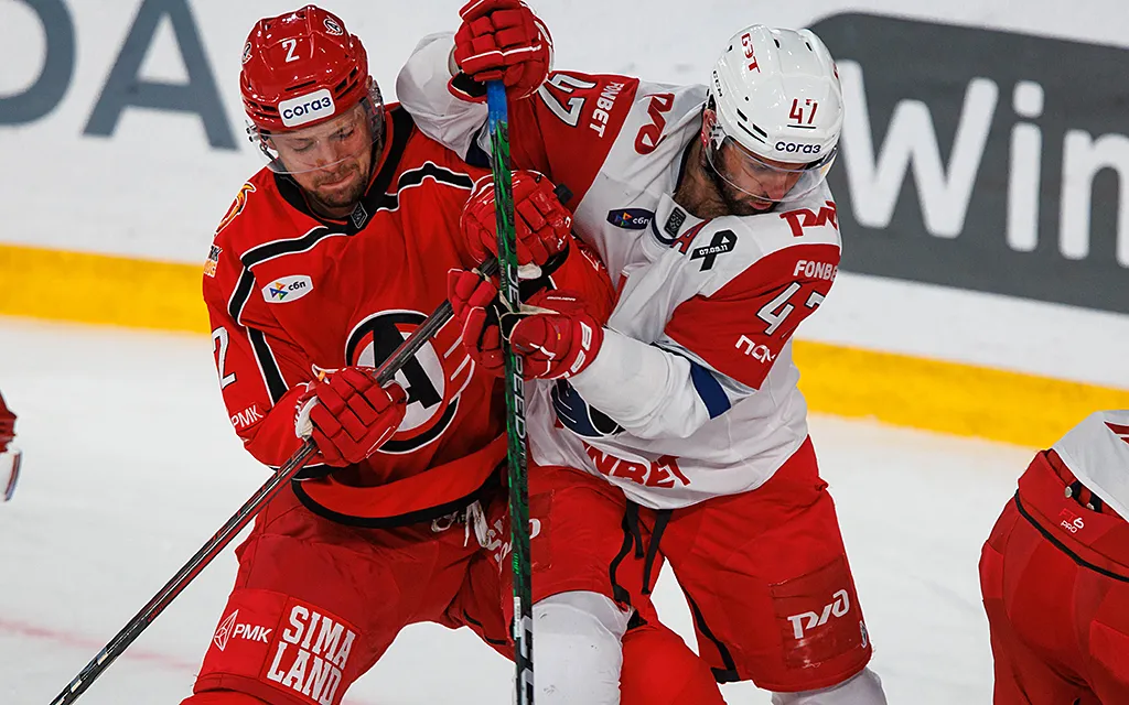 Автомобилист_Локомотив,_Антон_Басанаев_photo_khl_ru.webp