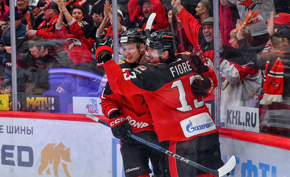 Данил_Башкиров_и_Джованни_Фьоре_Фото_ХК_«Авангард» (1).webp