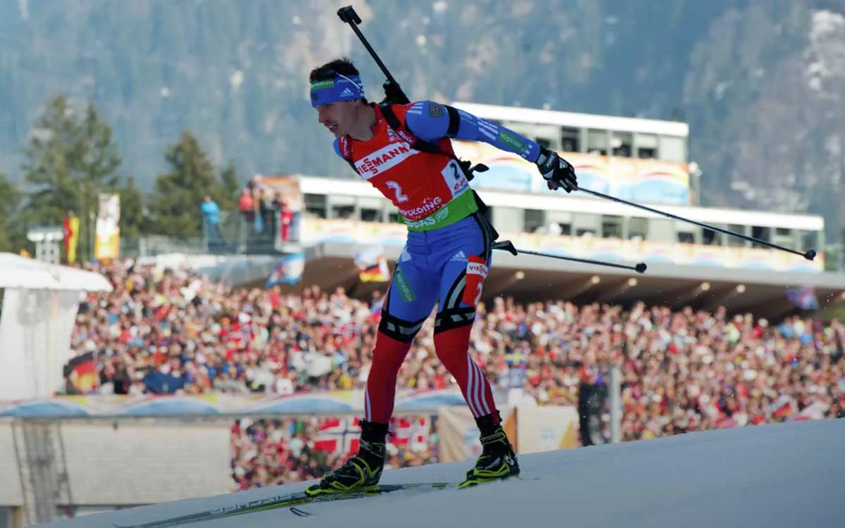 Разбил голову в кровь. Российский биатлонист получил мощный удар винтовкой во время гонки