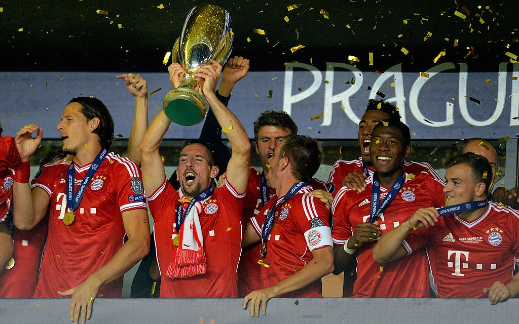 Франк_Рибери_и_кубок_Лиги_Чемпинонов,_Бавария_Боруссия,_Getty_Images2.webp