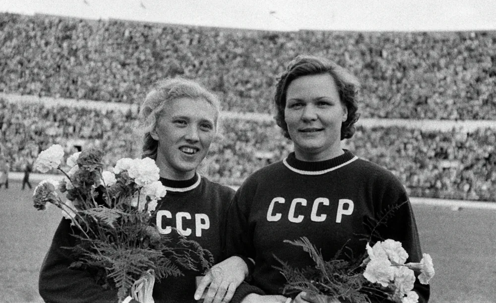 Галина_Зыбина_и_Клавдия_Точенова_ОИ_1952_Фото_РИА_Новости.webp