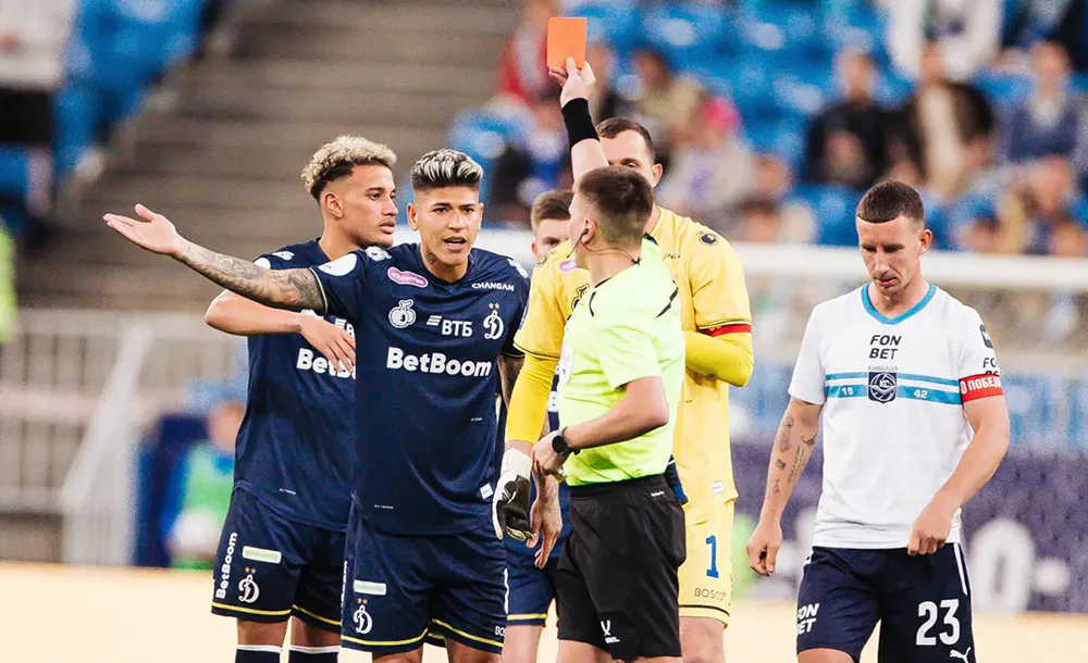 Хорхе_Карраскаль_судья_Евгений_Буланов_«Крылья_Советов»_–_«Динамо».webp
