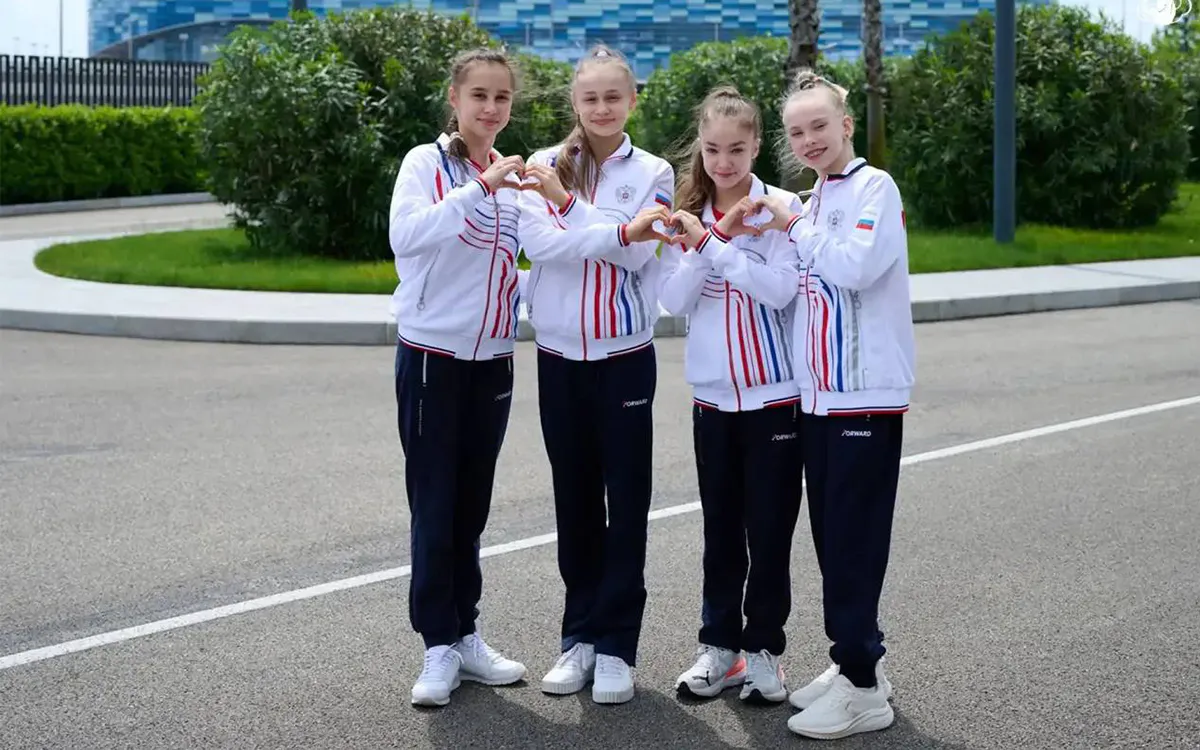 Российские гимнастки отправились на чемпионат Европы в форме с национальным флагом
