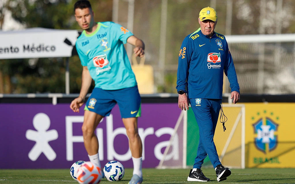 Карло_Анчелотти,_тренировка_Бразилии,_Getty_Images.webp