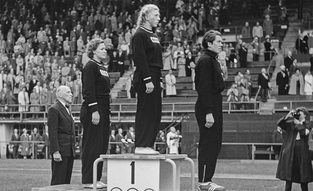 Клавдия_Точёнова,_Галина_Зыбина_и_Марианна_Вернер_ОИ_1952_Фото.webp