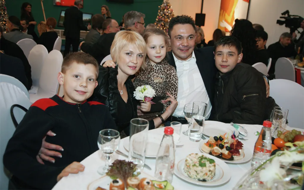 Костя_Цзю_с_семьей,_2008г,_РИА_Новости.webp