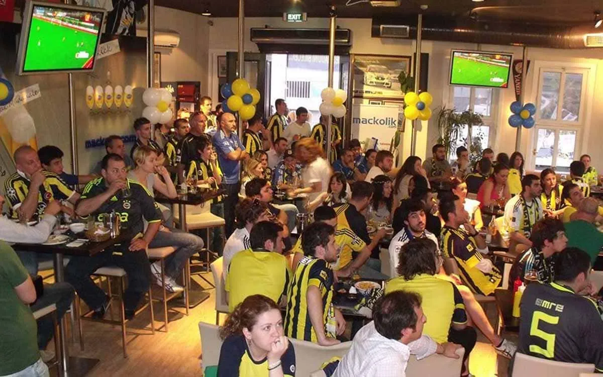 Legend-Pub-Kadıkoy-fans-Fenerbahce-bar-Daniil-Brik.webp