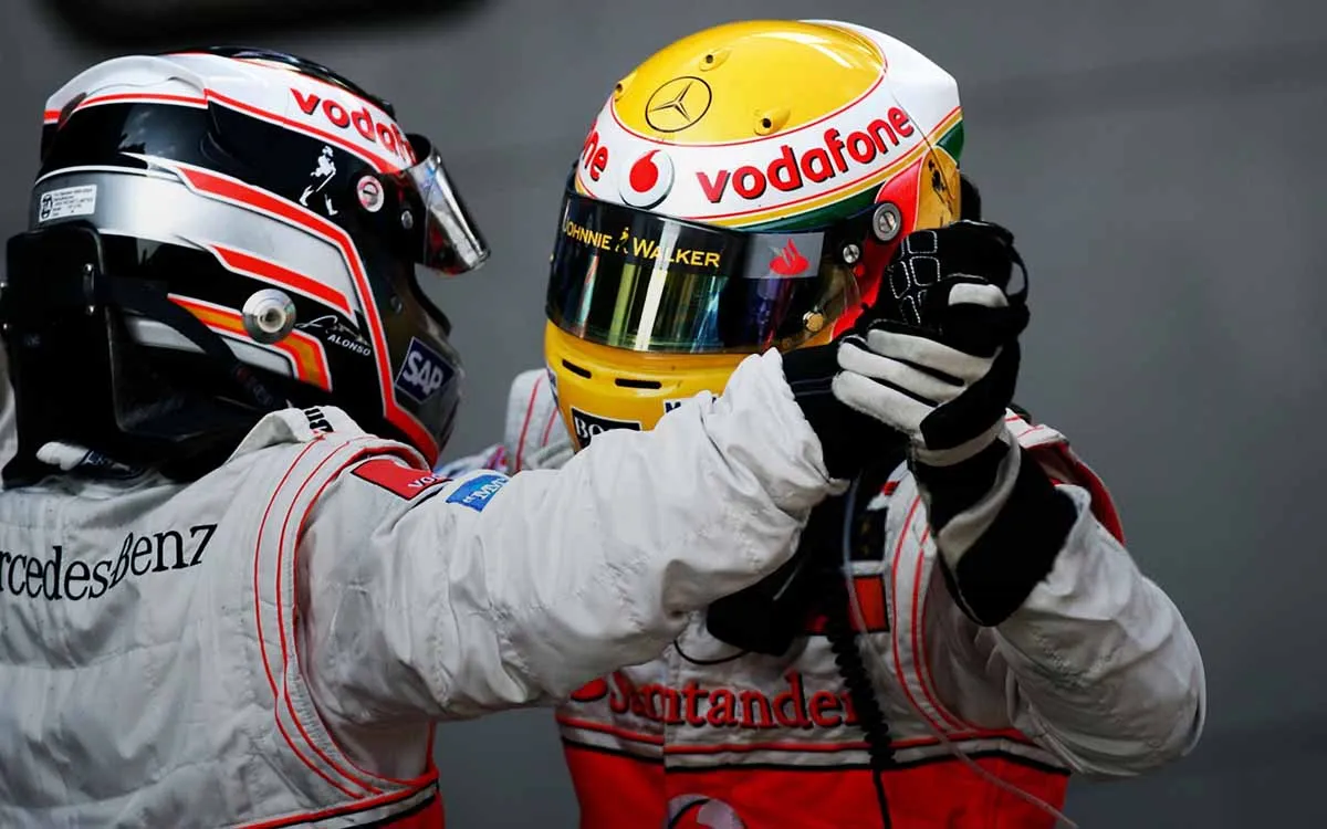 «Макларен» обошли на финише сезона. Команда слишком увлеклась борьбой своих пилотов