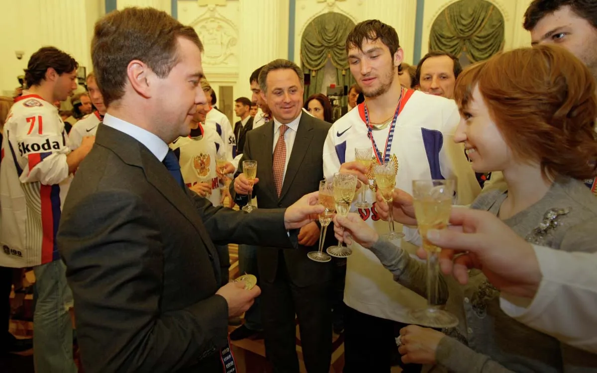 Овечкин пришёл в Кремль в сланцах. Культовый приём сборной России президентом Медведевым