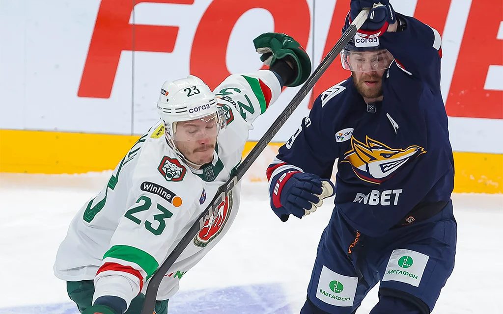 Металлург_Ак_Барс,_Максим_Шмаков_и_photo_khl_ru_1.webp