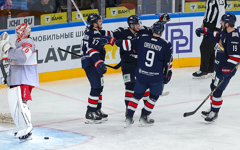 Металлург_Мг_Спартак,_Максим_Шмаков_photo_khl_ru2.webp