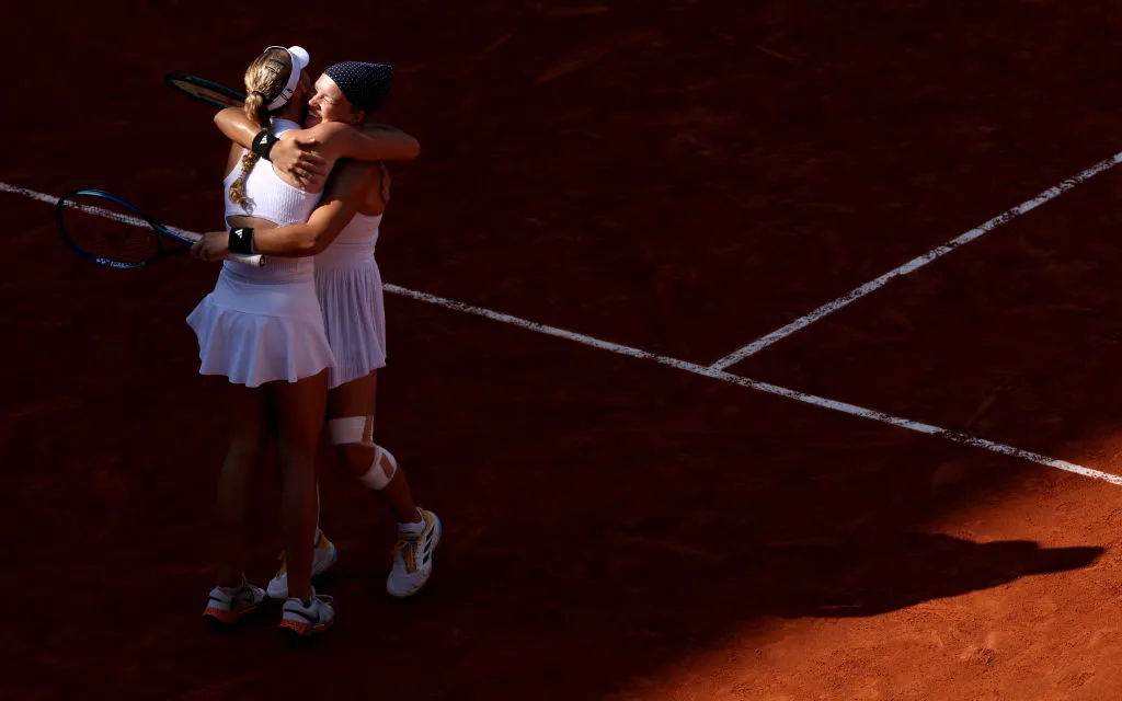 МиДи с «баранкой» прошли дальше. Диана гладила Мирру по голове и светилась от счастья