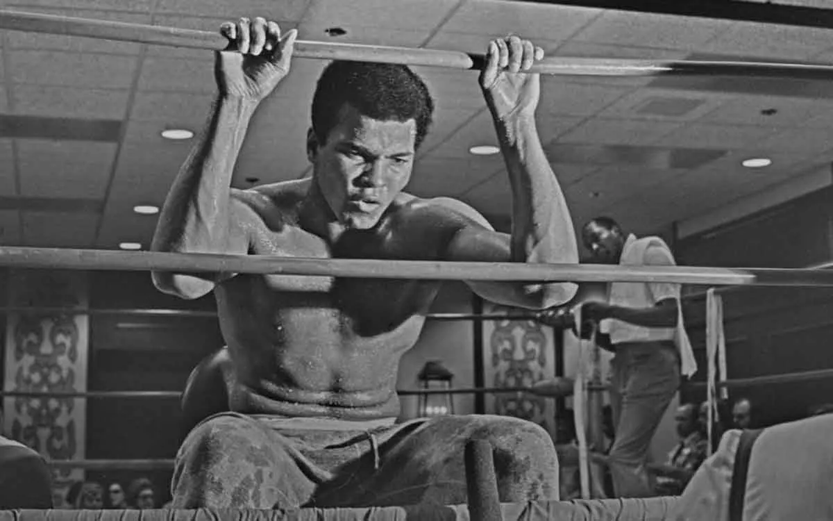 Мухаммед Али проиграл в схватке с хрупким стариком. Боксёр не смог сдвинуть его с места