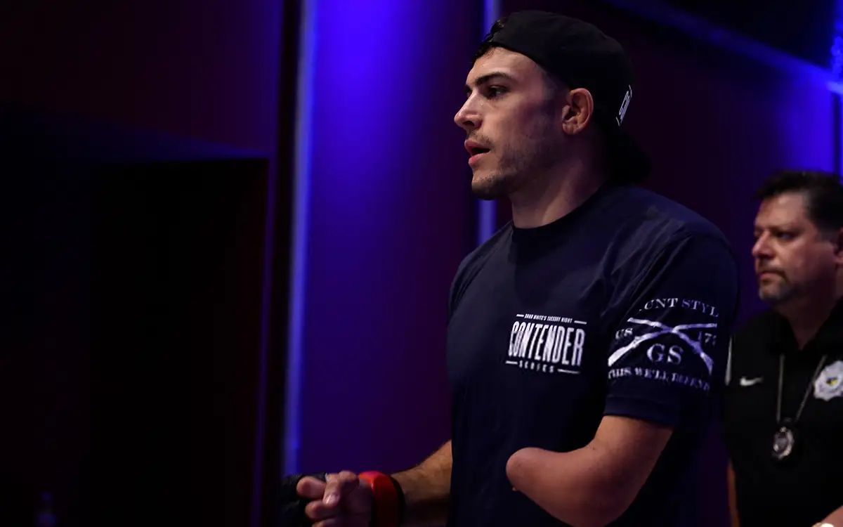 Он родился без части левой руки. Но всё равно смог стать звездой MMA