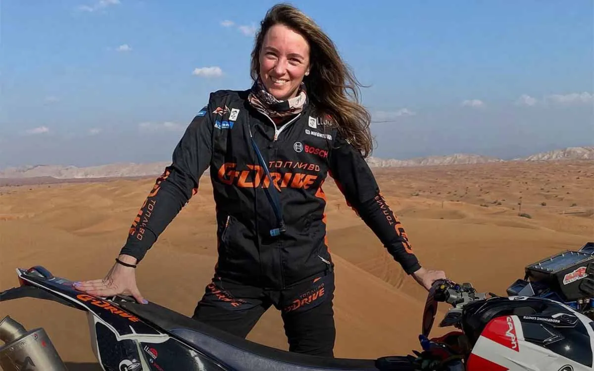 Русская мотоциклистка спасла поляка в пустыне. Ради него она рискнула титулом
