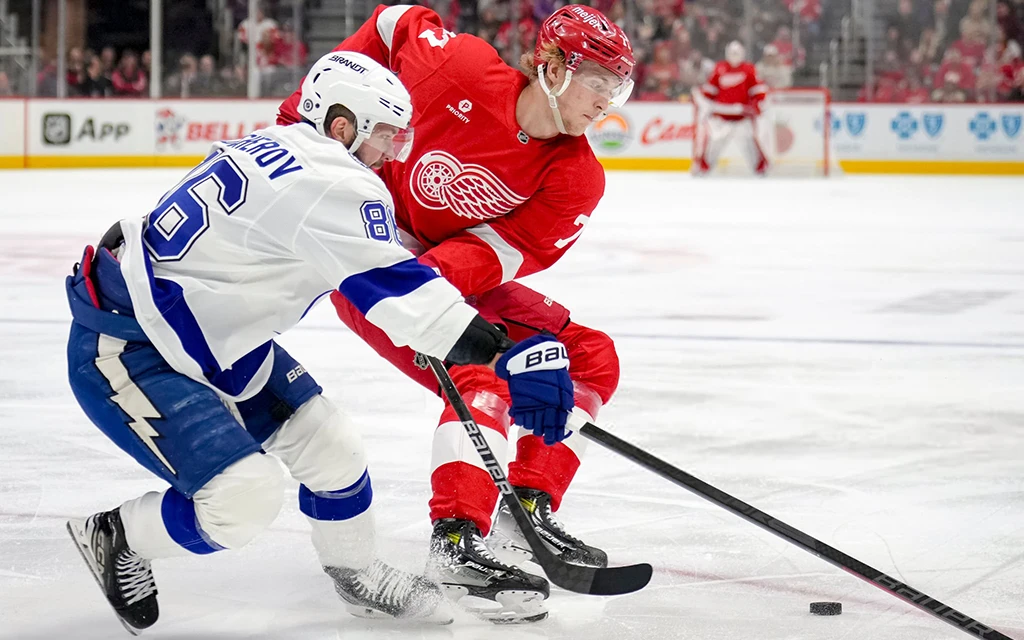 Никита_Кучеров,_Тампа_Бэй_Лайтнинг_Детройт_Ред_Вингс,_фото_НХЛ.webp