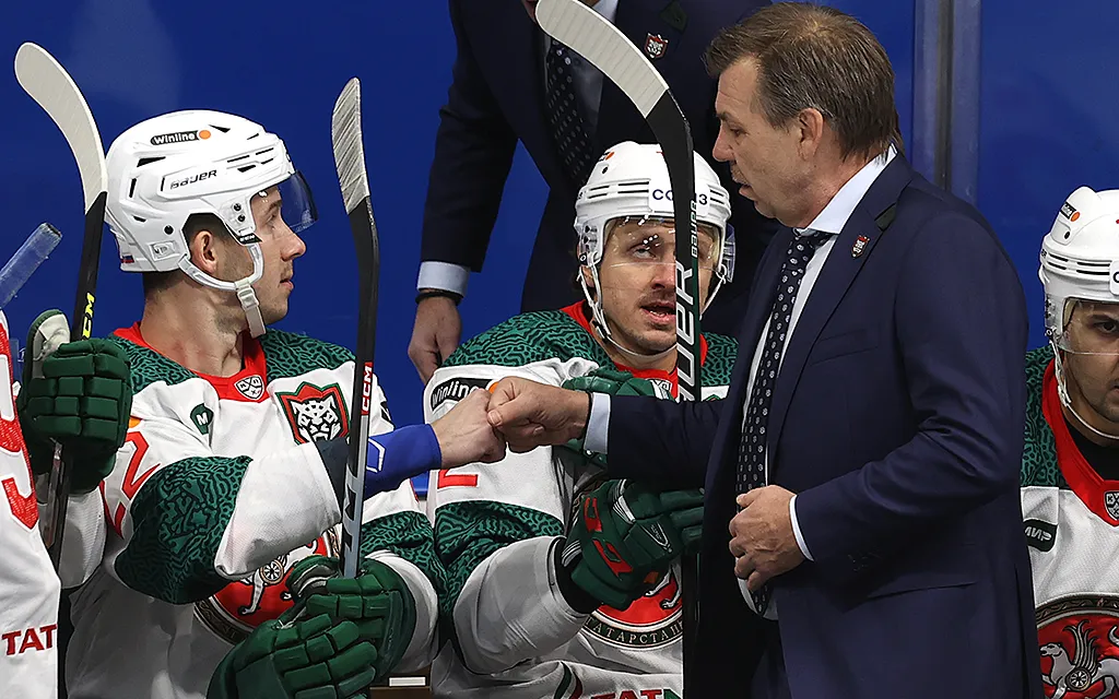 Олег_Знарок,_АК_Барс,_Владимир_Беззубов_photo_khl_ru.webp