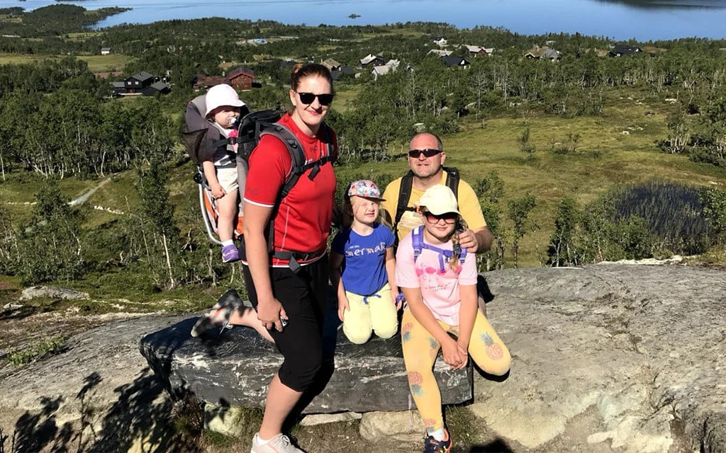 Ольга_МедведеваЧернова_с_мужем_и_дочерьми,_фото_из_личного_архива (3).webp