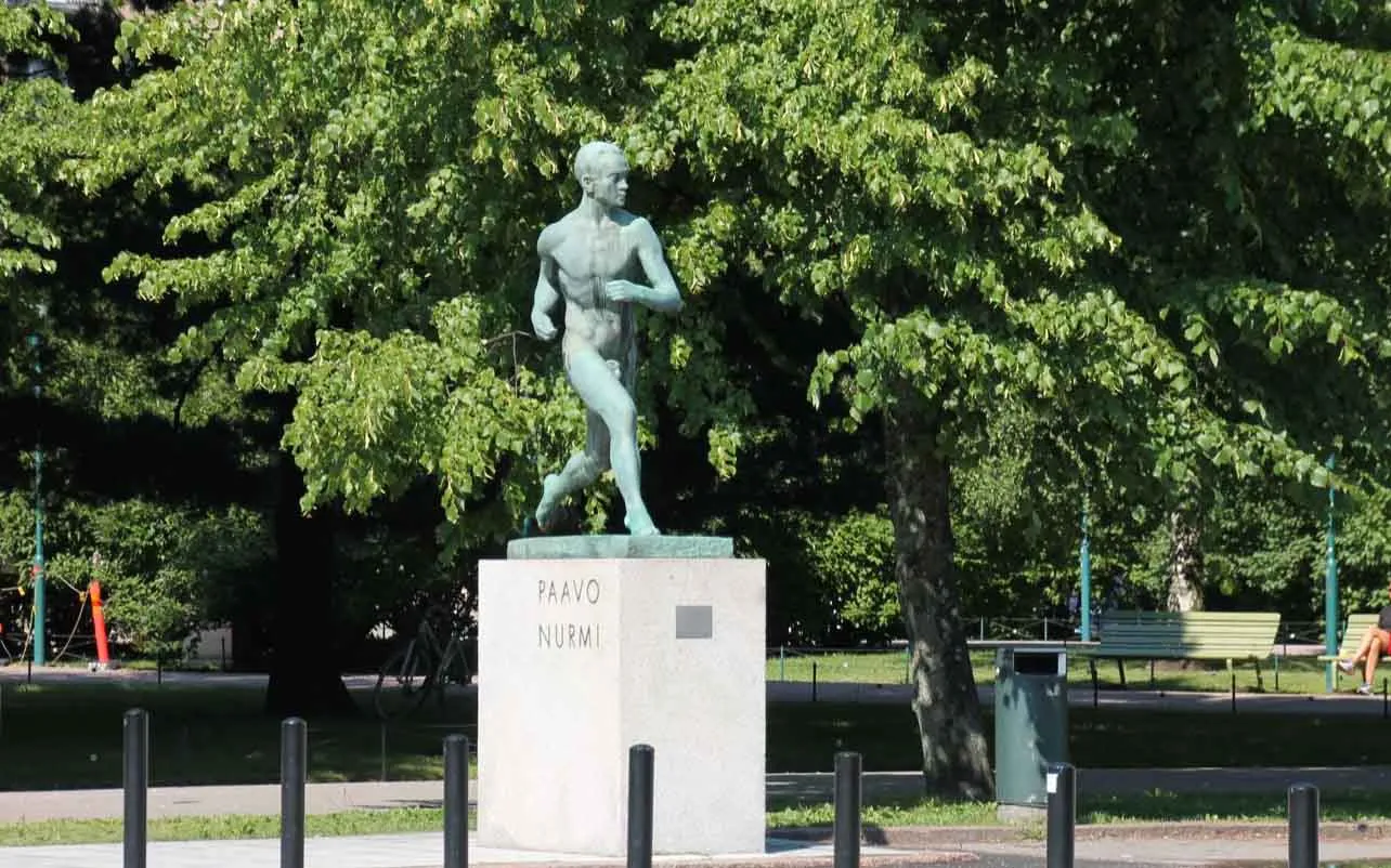 Paavo-Nurmi-Statue-vor-Olympiastadion_11zon.webp