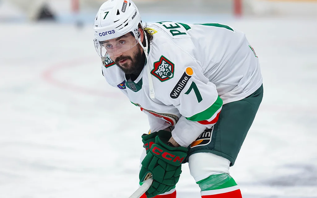 Петан,_Металлург_Ак_Барс,_Максим_Шмаков_и_photo_khl_ru.webp