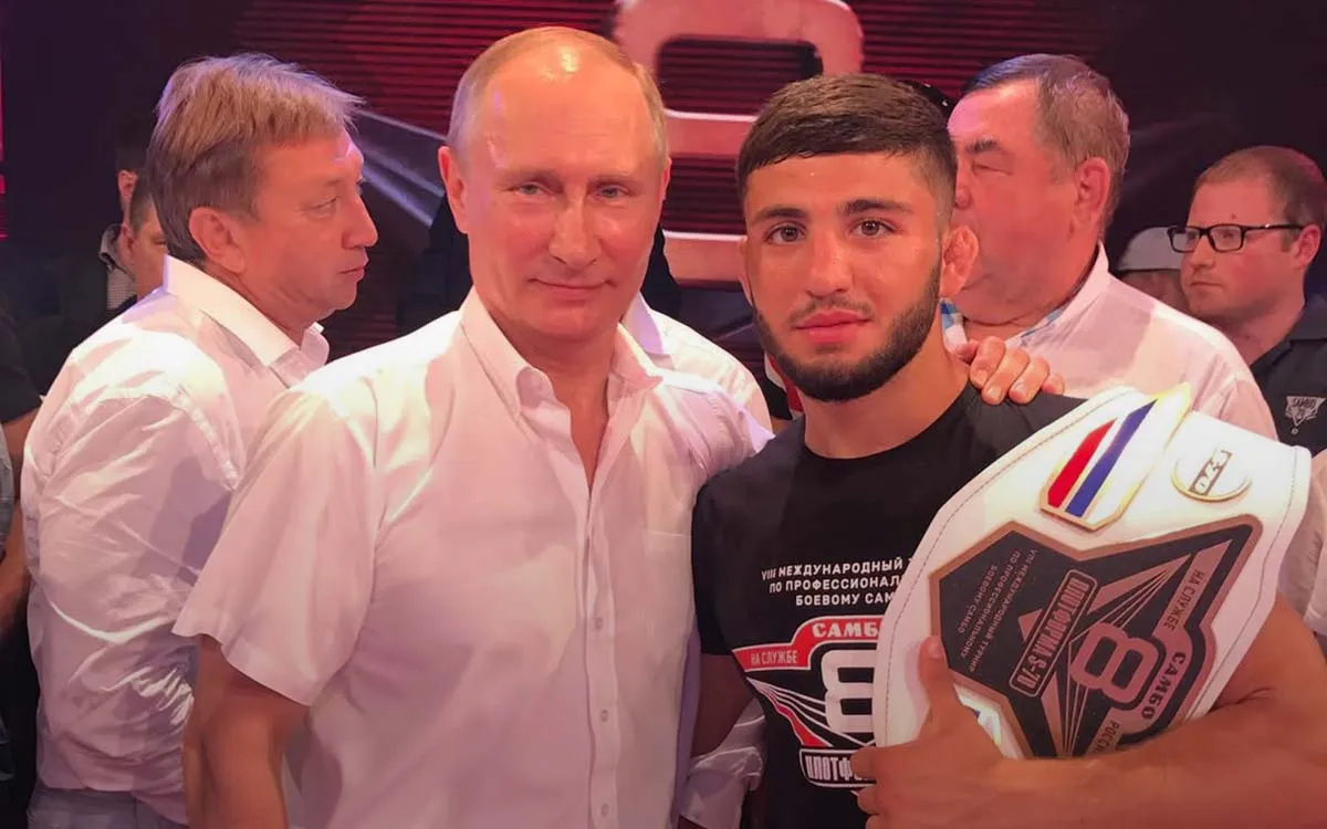 Два пояса и селфи с Путиным. Как президент повлиял на 20-летнего Армана Царукяна