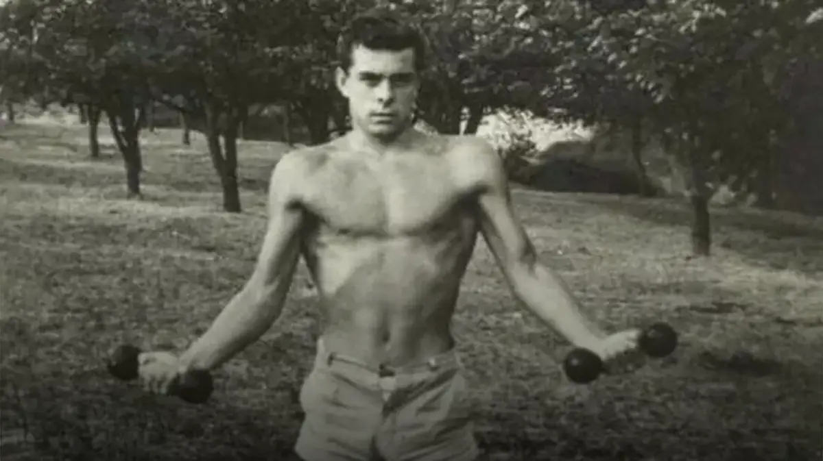 Переплыл Чёрное море и прикинулся психом. В СССР спортсмена приговорили к расстрелу