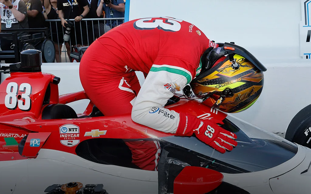 Пилот из России сбил механиков на пит-стопе. Шварцман досрочно завершил главную гонку года