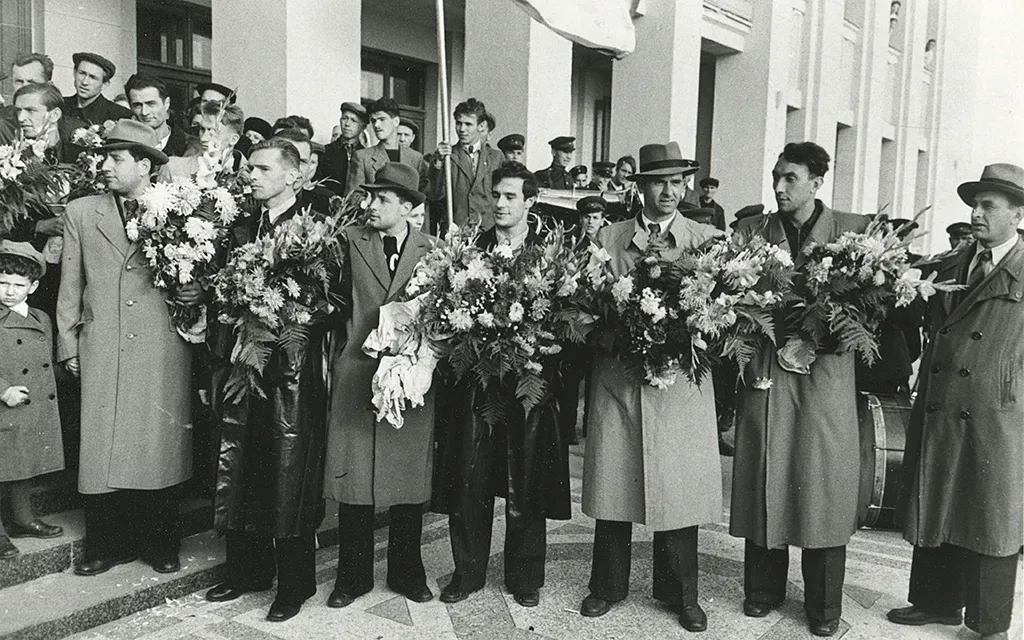 Сентябрь_1949_г_Аэропорт_Внуково,_Москва_встречает_мужскую_сборную.webp
