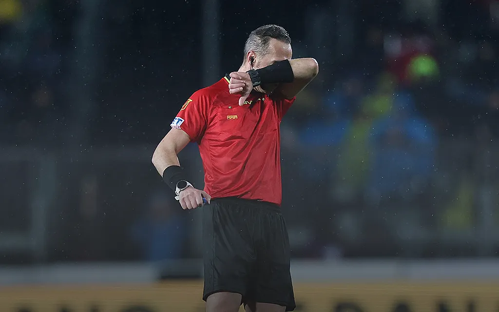 Ребёнок зубами впился в пах арбитра. Футбольный матч в Германии пришлось перенести