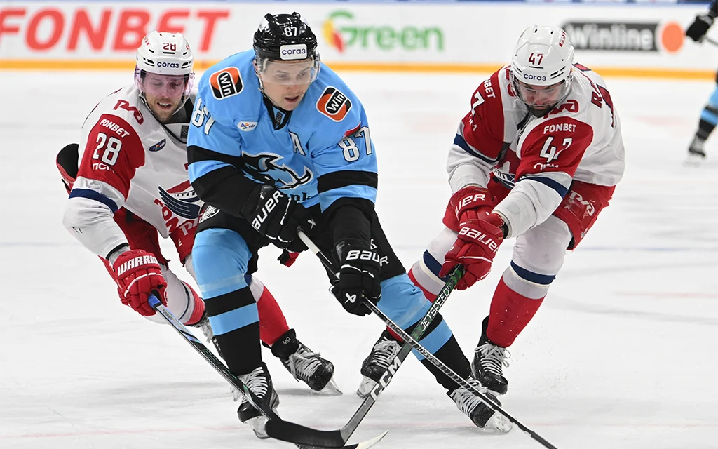 Вадим_Шипачёв,_Локо_Динамо_Минск,_Костюченко_Денис_и_photo_khl_ru.webp