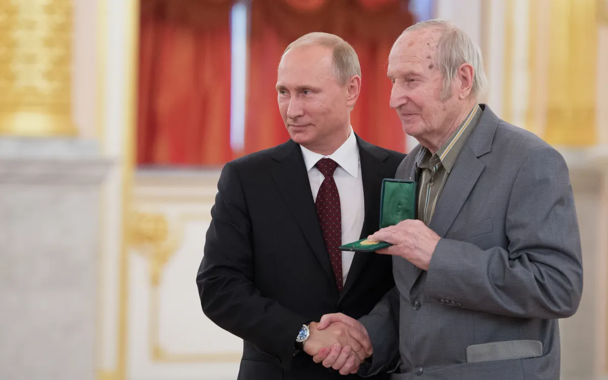 Viktor-Shuvalov-Vladimir-Putin-medal-RIA.webp