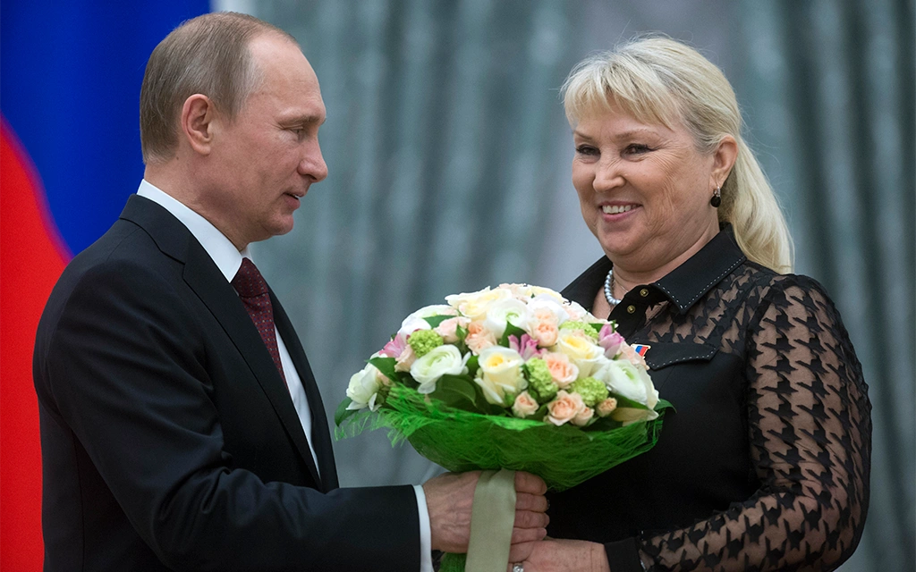 Владимир_Путин_и_Татьяна_Покровская,_вручение_золотой_медали_Герой.webp