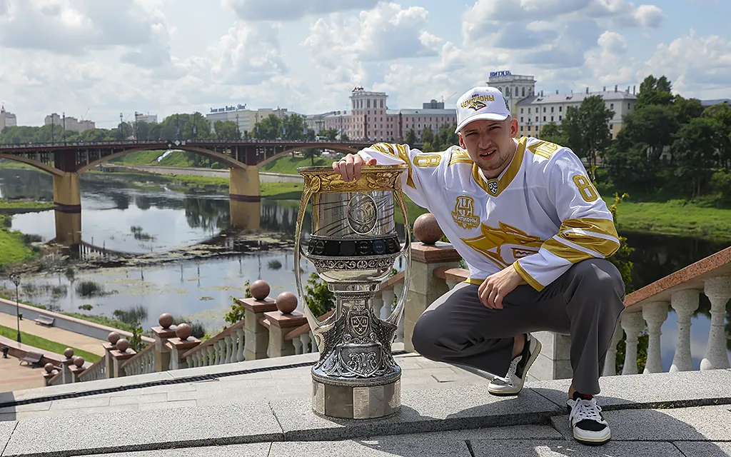 Владислав_Еременко,_Металлург_Мг,_Максим_Шмаков_photo_khl_ru.webp