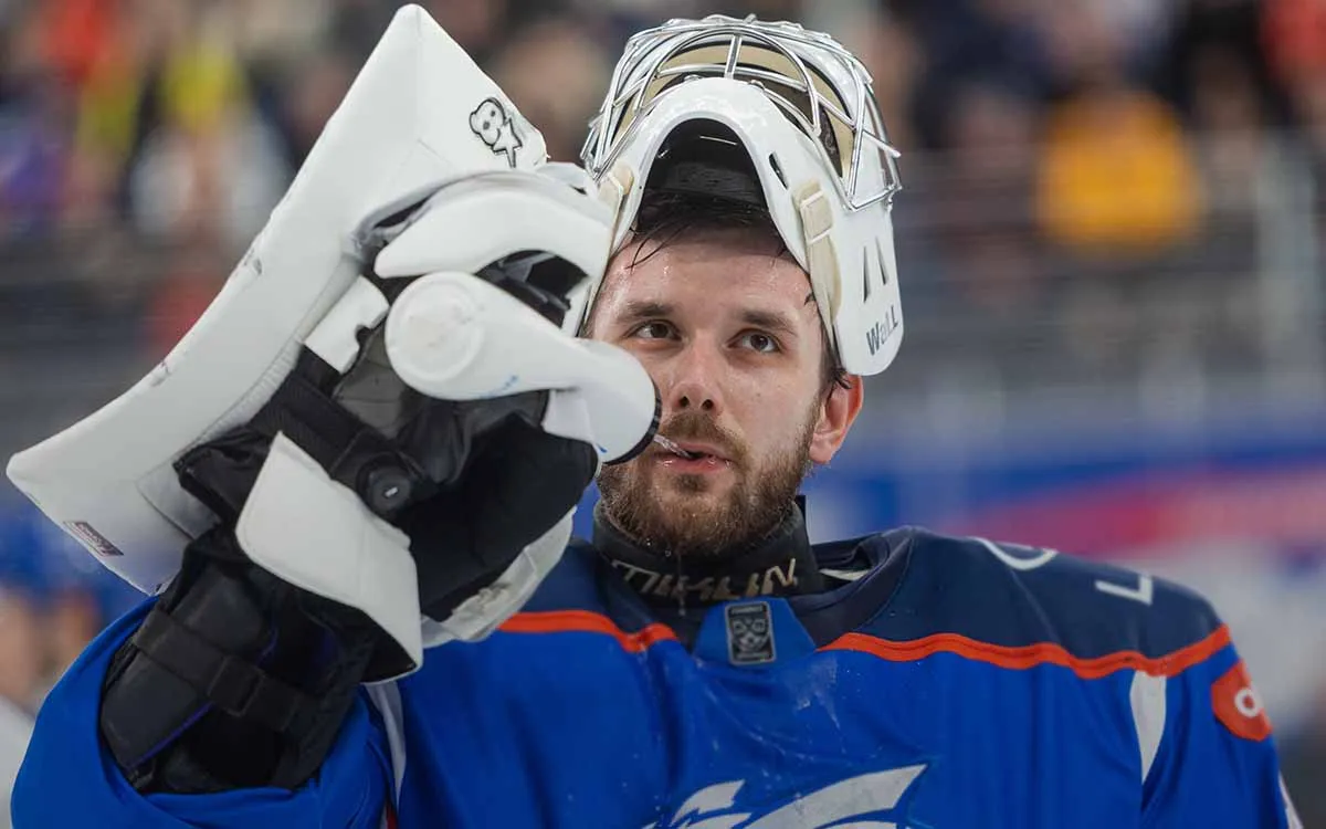 Вратаря заставили заклеить флаг России на шлеме. Он дерзко ответил на давление лиги