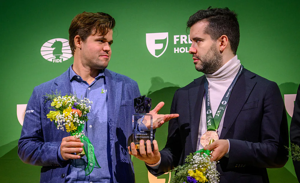 Ян_Непомнящий_и_Магнус_Карлсен_Фото_FIDE.webp