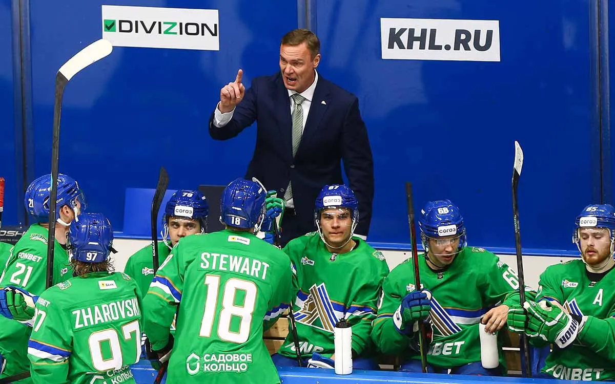 Yevgeny Kuznetsov_SYU with coach Kozlov (KHL).webp