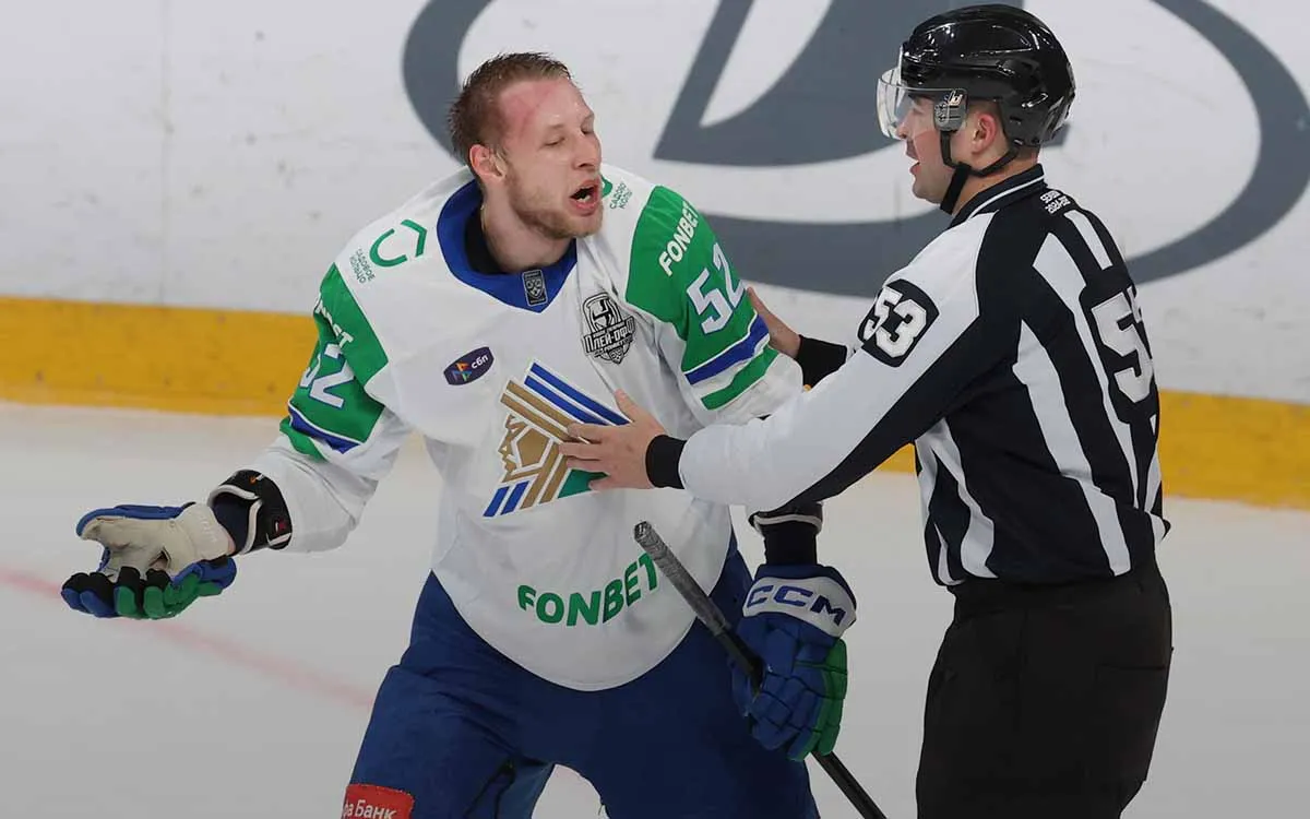 Куда-то спешил? У хоккеиста на лёд выпали часы, судьи удалили оконфузившегося игрока