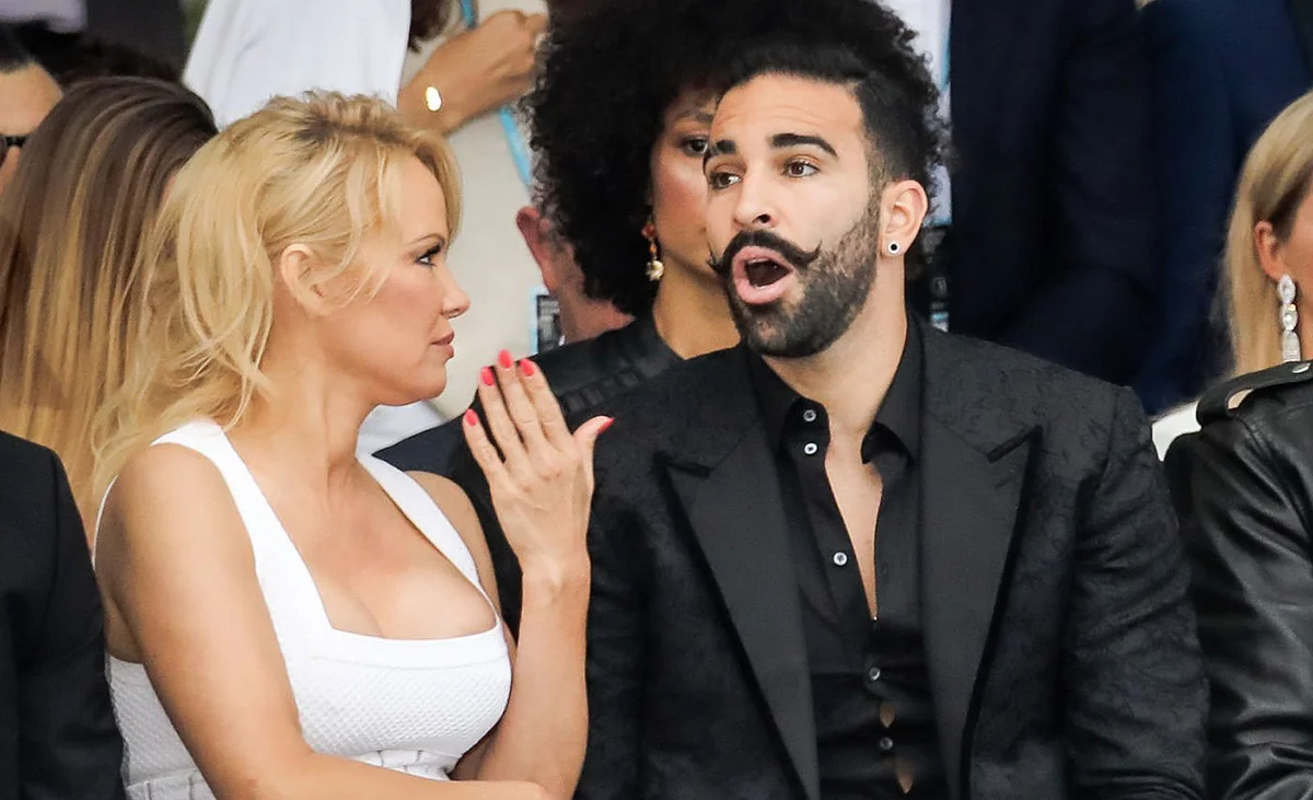 adil-rami-i-pamela-anderson-foto-Getty-Images.webp