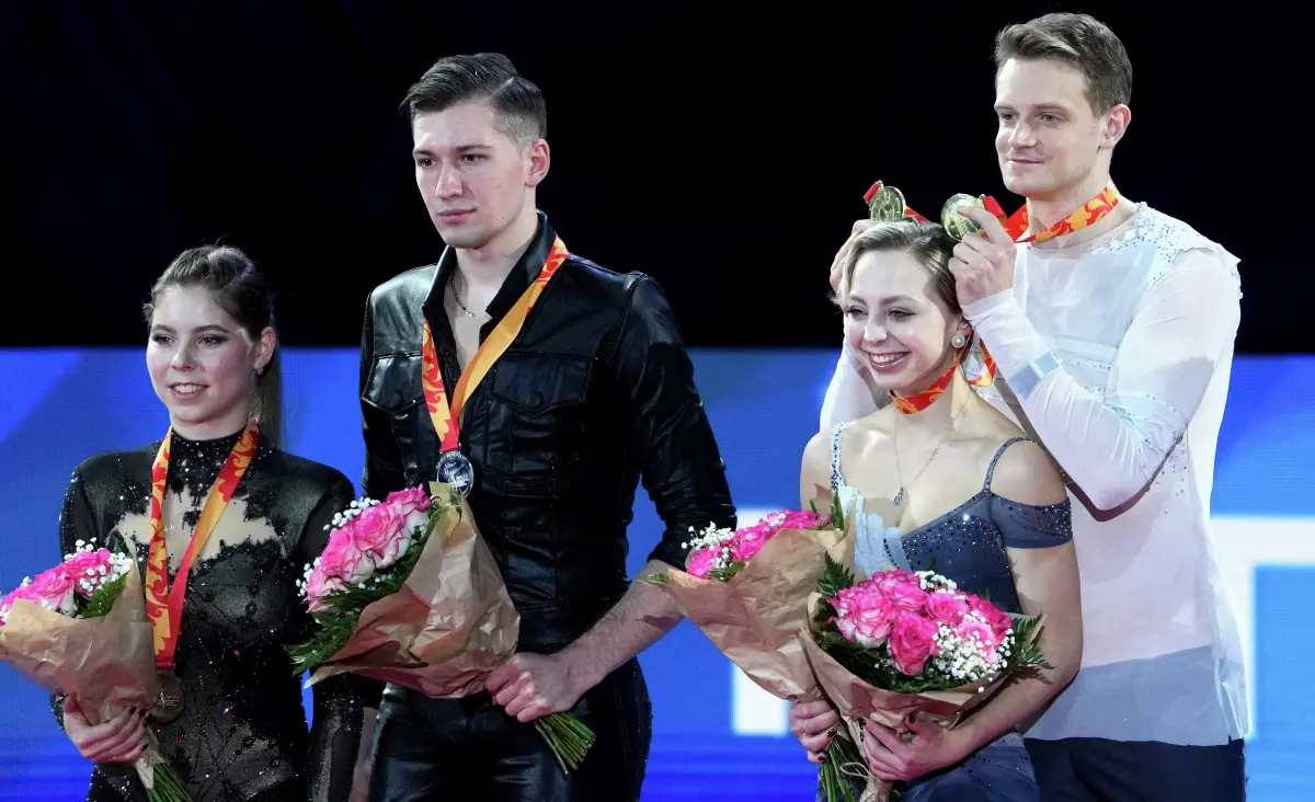 anastasiya_mishina_i_aleksandr_gallyamov_aleksandra_boykova_i_dmitriy.webp