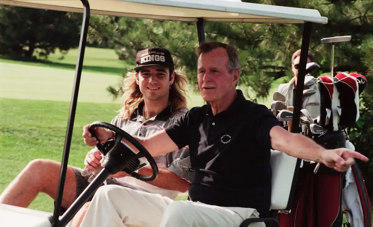 andre-agassi-golf-dzhordzh-bush-foto-Getty-Images.webp