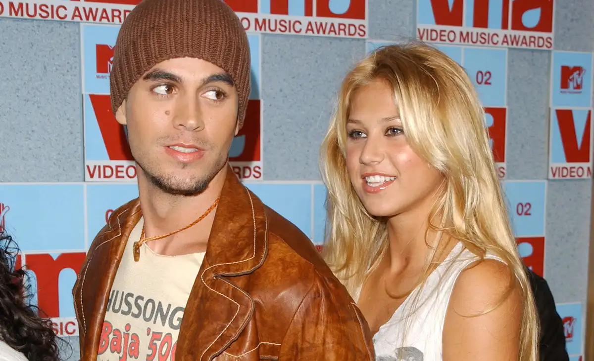 anna-kurnikova-enrike-iglesias-MTV-2002-foto-Getty-Images.webp