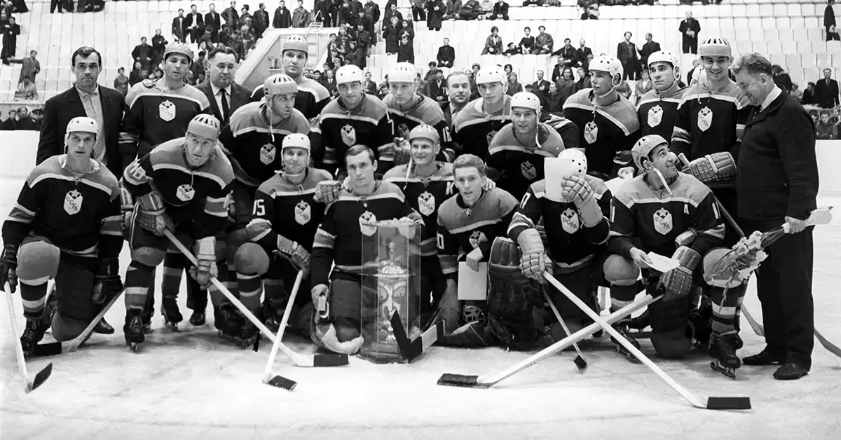 cska_1968_anatoliy_tarasov_krayny_sprava_viktor_polupanov_v_verhnem.webp