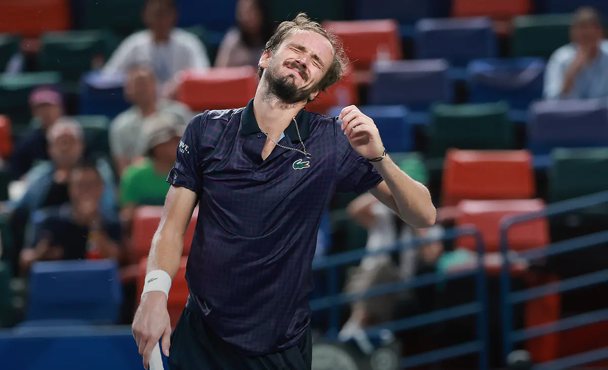 Медведев покинул город мечты. В полуфинале россиянину не покорился неуступчивый француз