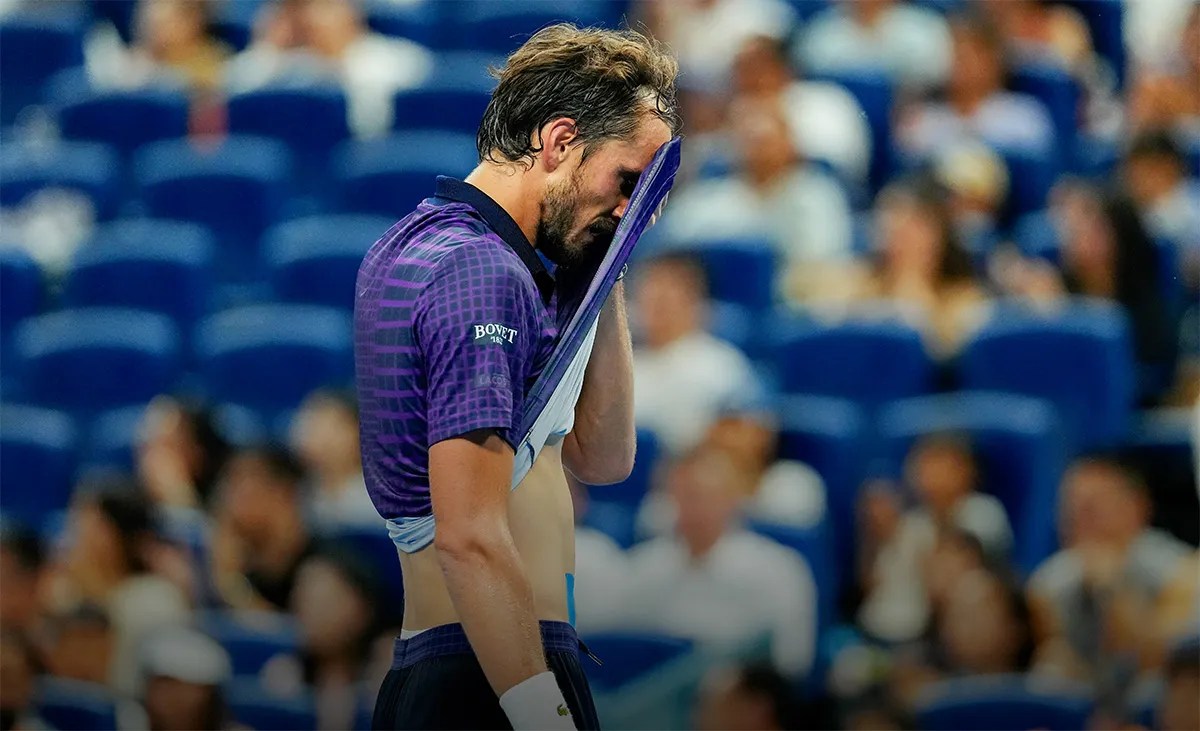 «Поправляйся скорее, Даниил». Хромающего Медведева выгоняли с корта, но он ушёл сам