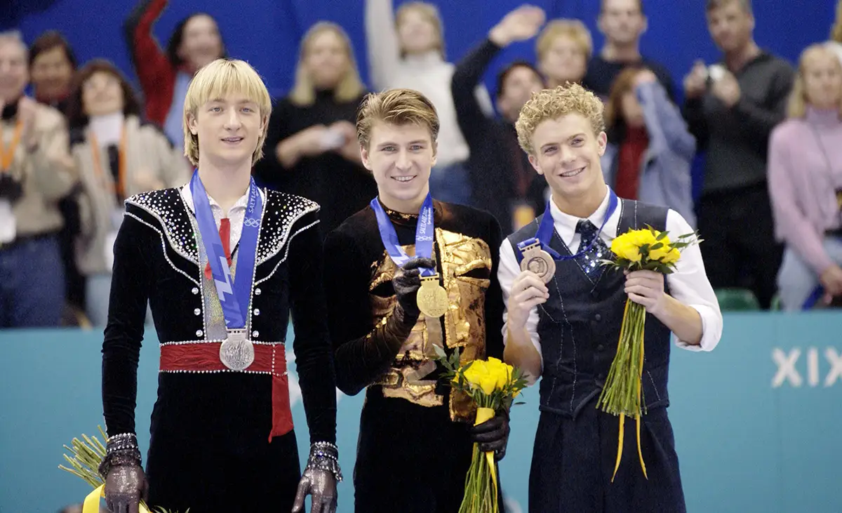evgeniy_plyushchenko_aleksey_yagudin_timoti_geybl_oi_2002_foto_Getty.webp