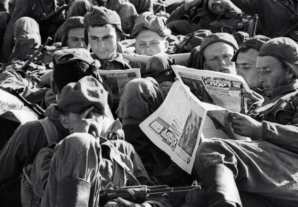 Солдат читает газету. Современный солдат читает газету.